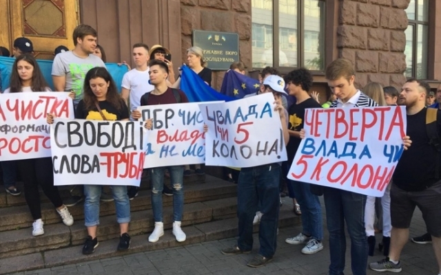 Порошенко прибыл на допрос, а его дети организовали митинг Фото № 0 Порошенко прибыл на допрос, а его дети организовали митинг Фото № 0
