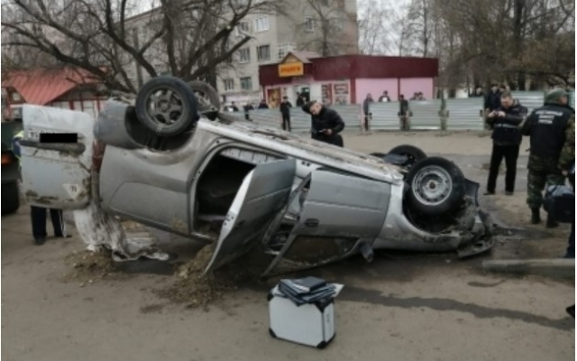 В результате огромного провала асфальта посреди города в озере кипятка исчезла машина (ВИДЕО) Фото № 0 В результате огромного провала асфальта посреди города в озере кипятка исчезла машина (ВИДЕО) Фото № 0