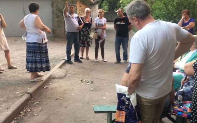 Депутат Металлургического райсовета помог криворожанам и убрал завалившееся дерево с электропровода жилого дома Фото № 0 Депутат Металлургического райсовета помог криворожанам и убрал завалившееся дерево с электропровода жилого дома Фото № 0