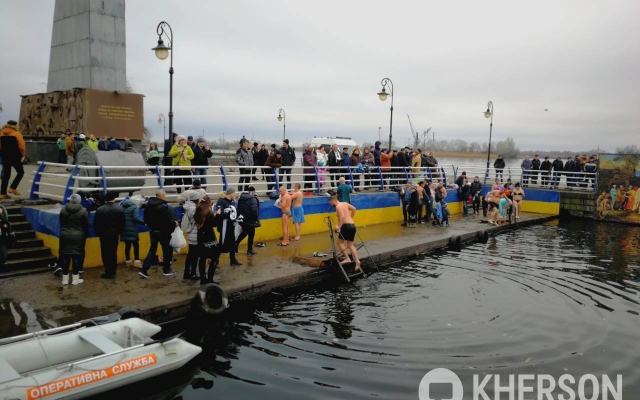 Украинцы массово лезут в ледяную воду, надеясь искупить грехи. Развенчиваем мифы Фото № 0 Украинцы массово лезут в ледяную воду, надеясь искупить грехи. Развенчиваем мифы Фото № 0