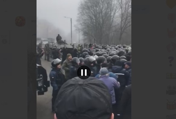 Эвакуированных из Уханя украинцев посадили в автобусы. Что происходит в Новых Санжарах (ВИДЕО) Фото № 0 Эвакуированных из Уханя украинцев посадили в автобусы. Что происходит в Новых Санжарах (ВИДЕО) Фото № 0