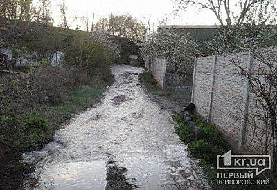 Криворожский водопад: три дня улицу в Саксаганском районе заливает вода Фото № 0 Криворожский водопад: три дня улицу в Саксаганском районе заливает вода Фото № 0