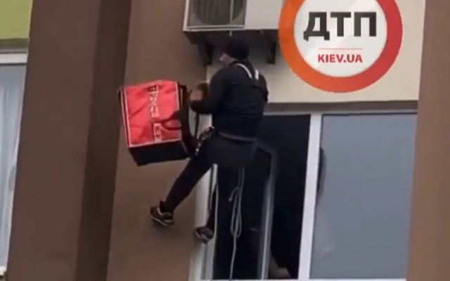 В Киеве доставщик-спайдермен позабавил публику (ВИДЕО) Фото № 0 В Киеве доставщик-спайдермен позабавил публику (ВИДЕО) Фото № 0