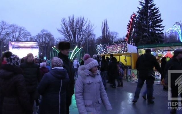 В Кривом Роге открылся елочный городок Фото № 2 В Кривом Роге открылся елочный городок Фото № 2
