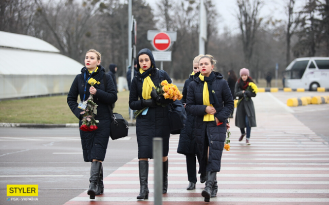 Встречали на коленях: в Борисполь прибыл экипаж с телами украинцев (ФОТО, ВИДЕО) Фото № 24 Встречали на коленях: в Борисполь прибыл экипаж с телами украинцев (ФОТО, ВИДЕО) Фото № 24
