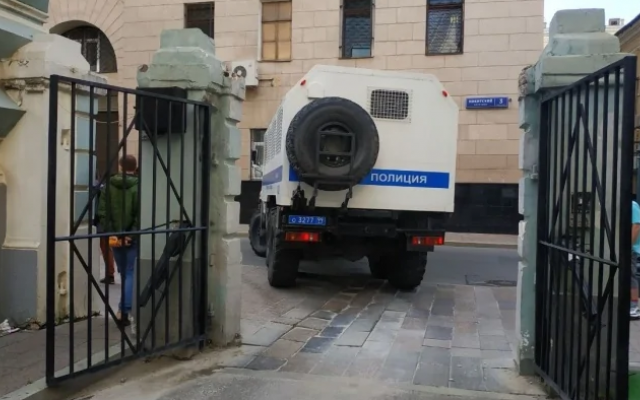 Российского кандидата в депутаты задержали в прямом эфире. Он как раз говорил, как Российского кандидата в депутаты задержали в прямом эфире. Он как раз говорил, как