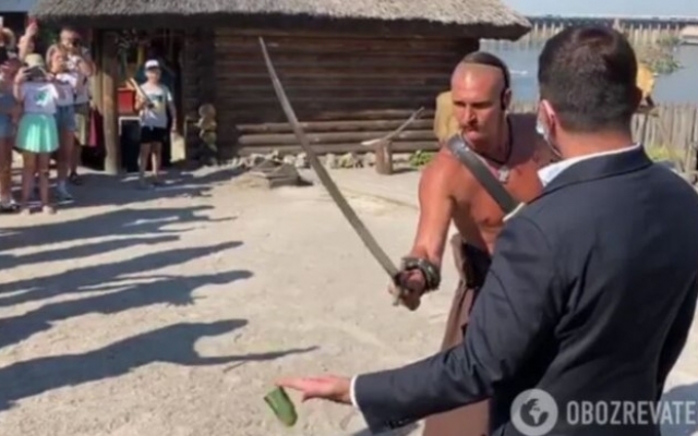 Запорожский казак разрубил саблей огурец прямо на ладони президента (ВИДЕО) Фото № 0 Запорожский казак разрубил саблей огурец прямо на ладони президента (ВИДЕО) Фото № 0