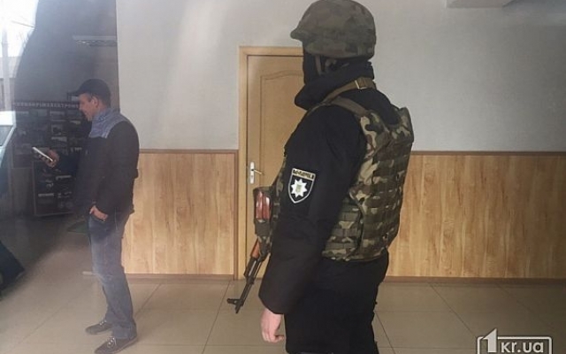 В Кривом Роге снова обыски: что же ищут люди с автоматами Фото № 1 В Кривом Роге снова обыски: что же ищут люди с автоматами Фото № 1