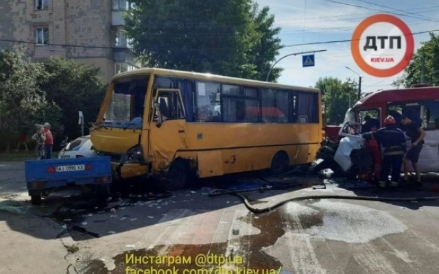 В Харькове столкнулись маршрутка и грузовик, 15 пострадавших Фото № 3 В Харькове столкнулись маршрутка и грузовик, 15 пострадавших Фото № 3