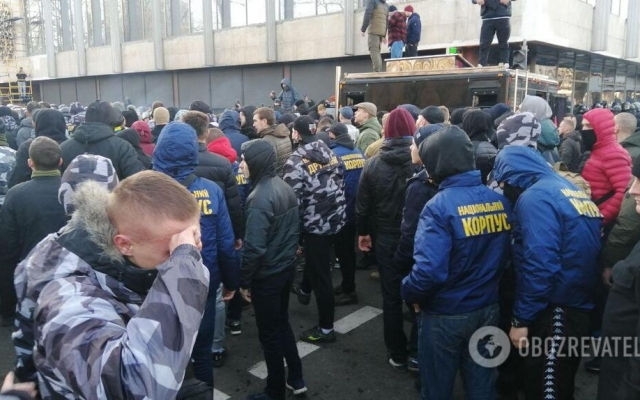 Копья, камни, газ и зеленка: под Верховной Радой митинги (ФОТО, ВИДЕО) Фото № 7 Копья, камни, газ и зеленка: под Верховной Радой митинги (ФОТО, ВИДЕО) Фото № 7