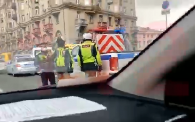 В Москве мужчина захватил отделение банка и взял заложников: спецслужбы пошли на штурм (ФОТО, ВИДЕО) Фото № 1 В Москве мужчина захватил отделение банка и взял заложников: спецслужбы пошли на штурм (ФОТО, ВИДЕО) Фото № 1