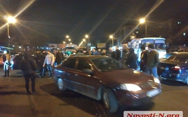Таксисты вышли на протест против беспредела с ДТП в Николаеве, перекрыв проезд (ФОТО) Фото № 9 Таксисты вышли на протест против беспредела с ДТП в Николаеве, перекрыв проезд (ФОТО) Фото № 9