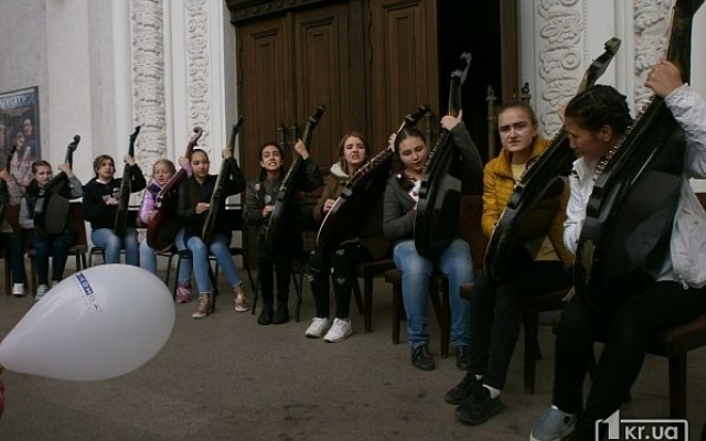 Проспект Почтовый в Кривом Роге стал сегодня музыкальным Фото № 3 Проспект Почтовый в Кривом Роге стал сегодня музыкальным Фото № 3