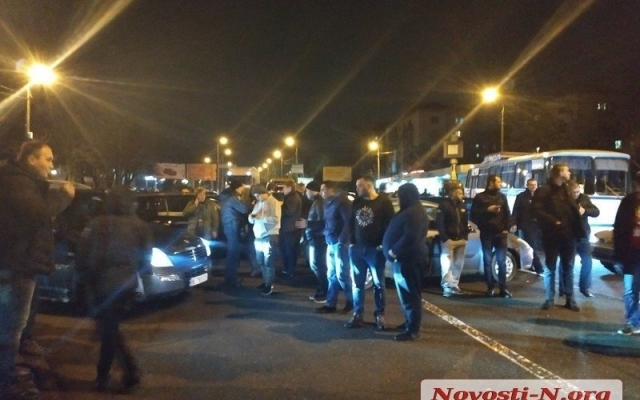 Таксисты вышли на протест против беспредела с ДТП в Николаеве, перекрыв проезд (ФОТО) Фото № 5 Таксисты вышли на протест против беспредела с ДТП в Николаеве, перекрыв проезд (ФОТО) Фото № 5