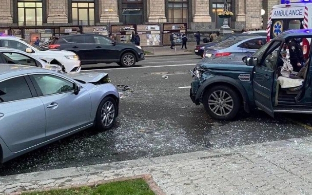 Водителя, совершившего страшное ДТП на Крещатике, привезли в суд на носилках Фото № 0 Водителя, совершившего страшное ДТП на Крещатике, привезли в суд на носилках Фото № 0
