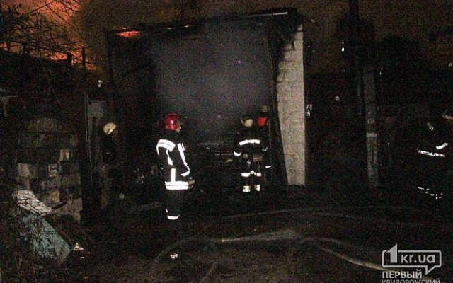 В Кривом Роге автомобиль сгорел прямо в гараже Фото № 4 В Кривом Роге автомобиль сгорел прямо в гараже Фото № 4
