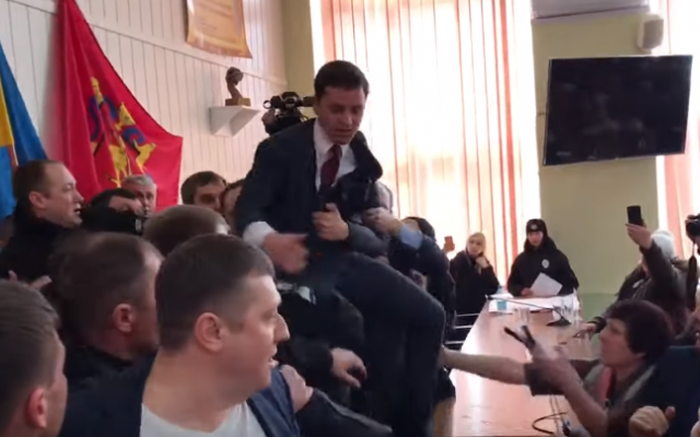 Выбивал двери, прыгал по столам: Выбивал двери, прыгал по столам: