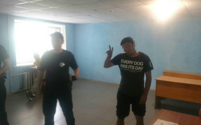 Полицейские разговором утихомирили мужчину с ножом Фото № 2 Полицейские разговором утихомирили мужчину с ножом Фото № 2