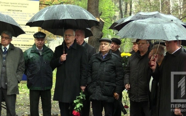 В Кривом Роге заслуженному металлургу открыли мемориальную доску Фото № 2 В Кривом Роге заслуженному металлургу открыли мемориальную доску Фото № 2