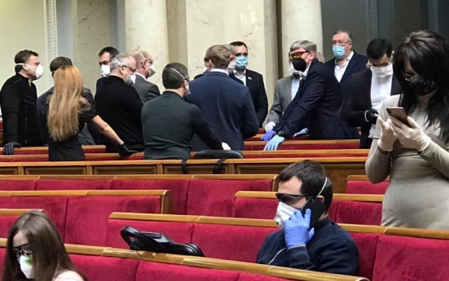 100 пицц, Тищенко в защитном костюме и крики 100 пицц, Тищенко в защитном костюме и крики
