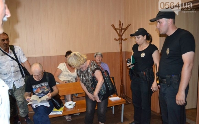 В Кривом Роге на заседание суда вызывали полицию Фото № 6 В Кривом Роге на заседание суда вызывали полицию Фото № 6