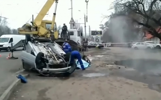В результате огромного провала асфальта посреди города в озере кипятка исчезла машина (ВИДЕО) Фото № 1 В результате огромного провала асфальта посреди города в озере кипятка исчезла машина (ВИДЕО) Фото № 1