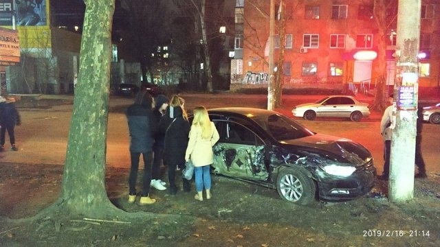 Херсонцам не дали свершить самосуд: полуголый пьяный водитель иномарки едва не угробил людей на остановке Фото № 0 Херсонцам не дали свершить самосуд: полуголый пьяный водитель иномарки едва не угробил людей на остановке Фото № 0