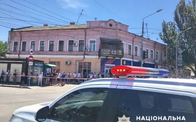 В Одессе взяли в заложники сотрудницу конторы быстрых кредитов (ФОТО) Фото № 0 В Одессе взяли в заложники сотрудницу конторы быстрых кредитов (ФОТО) Фото № 0