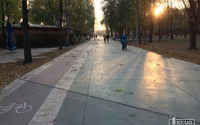 Велодорожка в парке Б. Хмельницкого опасна для жителей Кривого Рога Фото № 5 Велодорожка в парке Б. Хмельницкого опасна для жителей Кривого Рога Фото № 5