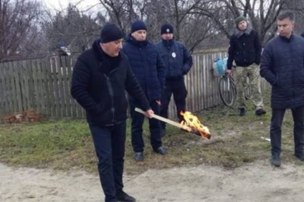 Капля, которая взбудоражила всех: украинцы сжигают новые платежки за доставку газа (ВИДЕО) Фото № 0 Капля, которая взбудоражила всех: украинцы сжигают новые платежки за доставку газа (ВИДЕО) Фото № 0