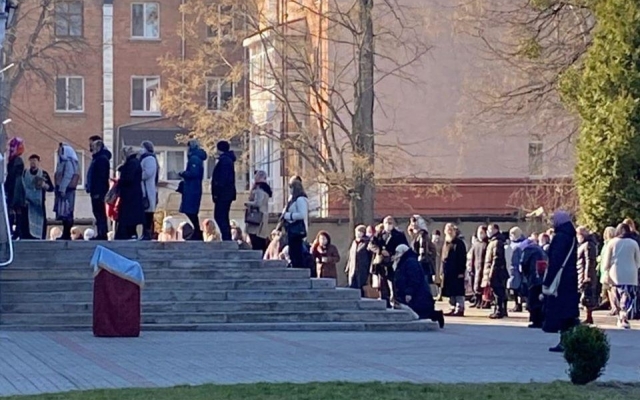 Причащаются у церкви и создают огромные очереди на рынке: как в Житомире нарушают карантин (ФОТО, ВИДЕО) Фото № 0 Причащаются у церкви и создают огромные очереди на рынке: как в Житомире нарушают карантин (ФОТО, ВИДЕО) Фото № 0