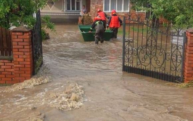 На Прикарпатье и Буковине потоп: прорвало дамбу, а также На Прикарпатье и Буковине потоп: прорвало дамбу, а также