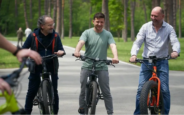 Катание Зеленского с журналистами по парку в Залесье оплатили украинские налогоплательщики: сколько это стоило (ФОТО) Фото № 0 Катание Зеленского с журналистами по парку в Залесье оплатили украинские налогоплательщики: сколько это стоило (ФОТО) Фото № 0