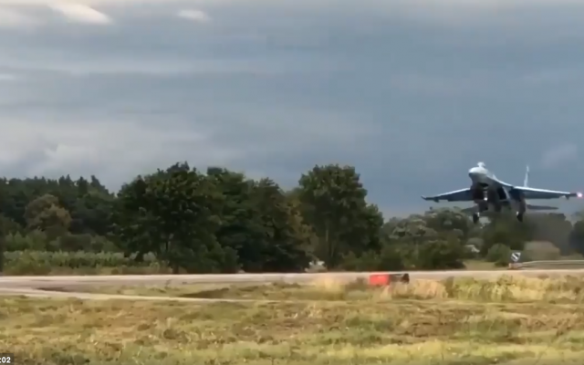 Украинские военные во время учений садили истребители на трассу Киев-Чоп и взлетали с нее (ВИДЕО) Фото № 1 Украинские военные во время учений садили истребители на трассу Киев-Чоп и взлетали с нее (ВИДЕО) Фото № 1