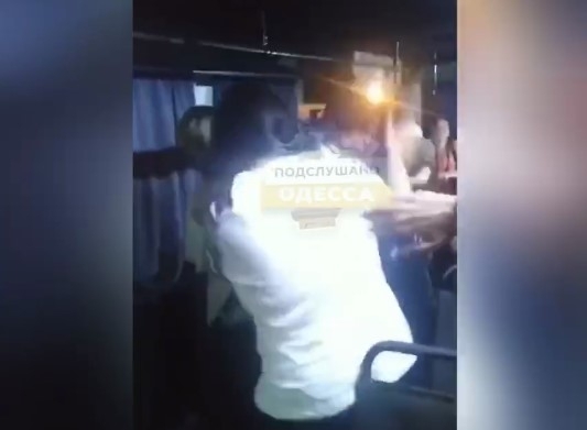 В Одессе мужчина накинулся с кулаками на беременную женщину в маршрутке (ВИДЕО 18+) Фото № 0 В Одессе мужчина накинулся с кулаками на беременную женщину в маршрутке (ВИДЕО 18+) Фото № 0