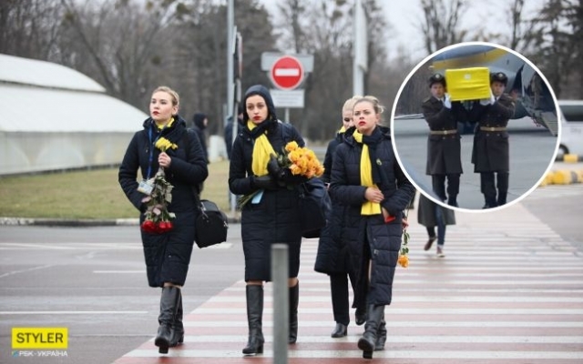 Встречали на коленях: в Борисполь прибыл экипаж с телами украинцев (ФОТО, ВИДЕО) Фото № 1 Встречали на коленях: в Борисполь прибыл экипаж с телами украинцев (ФОТО, ВИДЕО) Фото № 1
