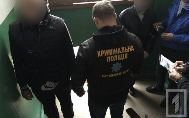 В Ингулецком районе в одном подъезде задержали сразу троих наркодилеров Фото № 3 В Ингулецком районе в одном подъезде задержали сразу троих наркодилеров Фото № 3