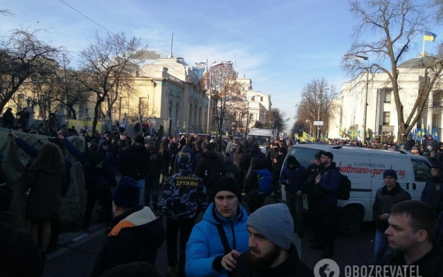 Копья, камни, газ и зеленка: под Верховной Радой митинги (ФОТО, ВИДЕО) Фото № 8 Копья, камни, газ и зеленка: под Верховной Радой митинги (ФОТО, ВИДЕО) Фото № 8