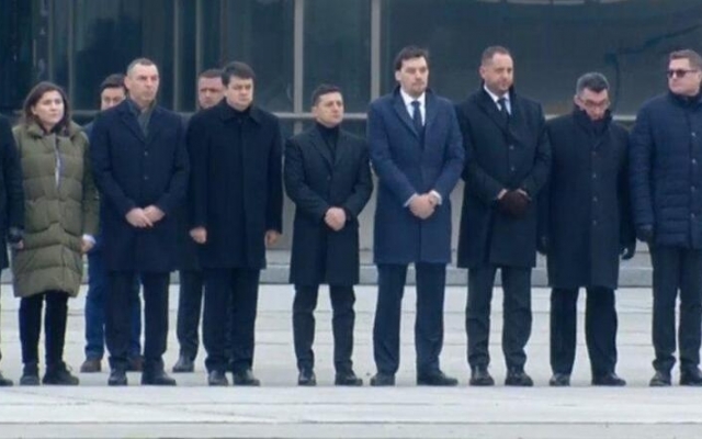 Встречали на коленях: в Борисполь прибыл экипаж с телами украинцев (ФОТО, ВИДЕО) Фото № 15 Встречали на коленях: в Борисполь прибыл экипаж с телами украинцев (ФОТО, ВИДЕО) Фото № 15
