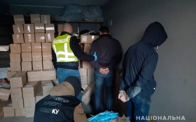 В Киеве группа парней В Киеве группа парней