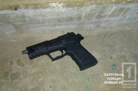 В Кривом Роге патрульные задержали двоих молодчиков с оружием Фото № 0 В Кривом Роге патрульные задержали двоих молодчиков с оружием Фото № 0