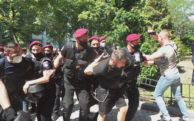 Яйца, задержания и Яйца, задержания и