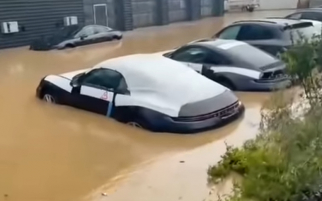 В Германии затопило автосалон с новыми автомобилями Porsche (ВИДЕО) Фото № 0 В Германии затопило автосалон с новыми автомобилями Porsche (ВИДЕО) Фото № 0