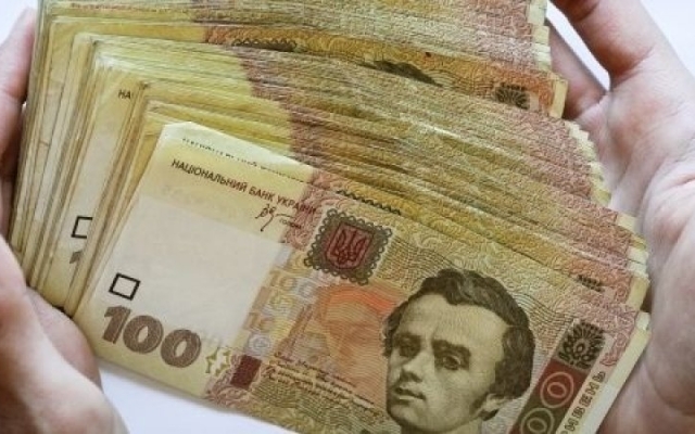 В Черновцах мужчина купил товара на 7 тысяч гривен, рассчитываясь В Черновцах мужчина купил товара на 7 тысяч гривен, рассчитываясь