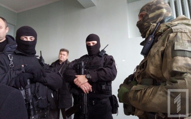 В здании криворожского горисполкома проводят обыск вооруженные люди Фото № 1 В здании криворожского горисполкома проводят обыск вооруженные люди Фото № 1