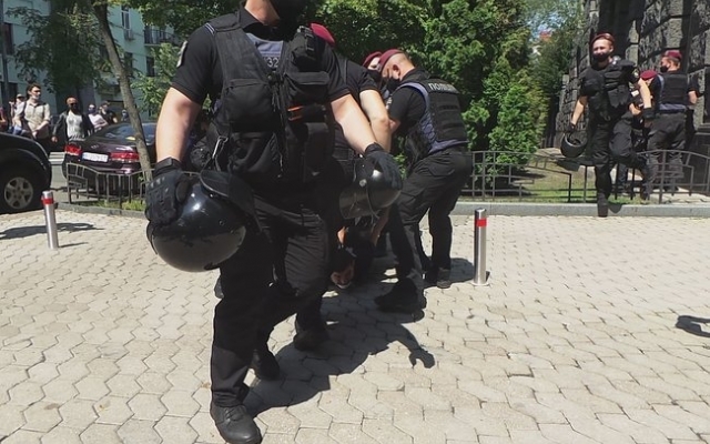 Яйца, задержания и Яйца, задержания и