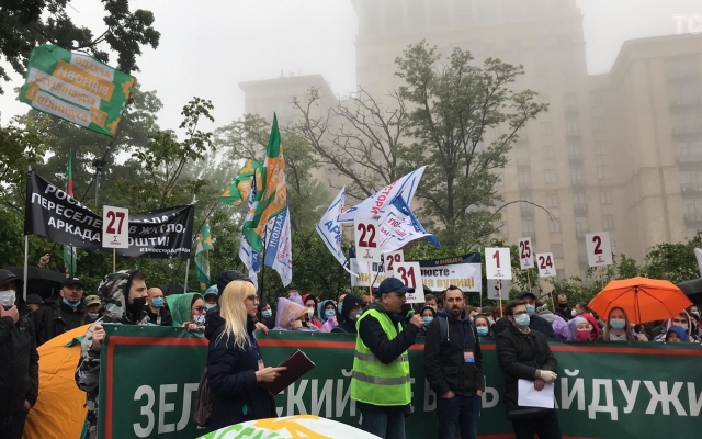 В центре Киева протест: тысяча людей грозятся перекрыть Крещатик и поставить палатки (ФОТО) Фото № 8 В центре Киева протест: тысяча людей грозятся перекрыть Крещатик и поставить палатки (ФОТО) Фото № 8