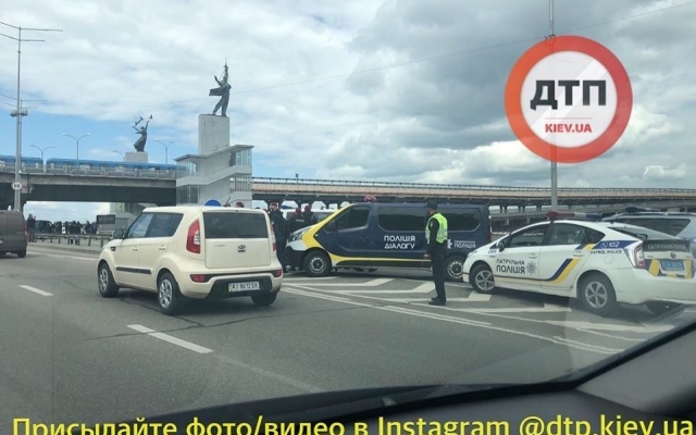 В Киеве сообщили о минировании моста метро, здесь находится человек с пакетом и пультом Фото № 3 В Киеве сообщили о минировании моста метро, здесь находится человек с пакетом и пультом Фото № 3